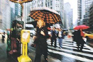 Ellen Kunes crossing busy NYC street